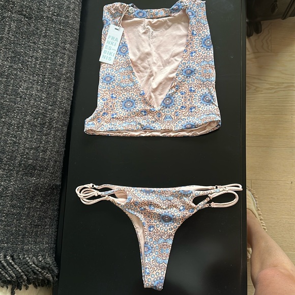 REVERSIBLE Frankies bikini 👙 - Picture 3 of 8